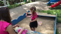 Польза игр в песочнице (девочка, 2-3 года)