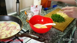 Рулет на завтрак с колбасой и сыром
