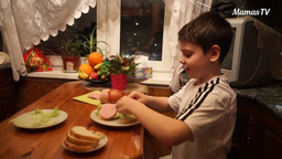 Учим ребенка готовить себе полдник (9 лет)