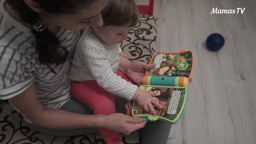 Знакомим ребенка с книжками (10 месяцев)