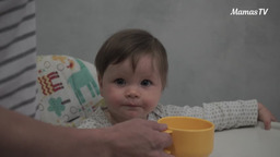 Учим ребенка пить из чашки (10 месяцев)