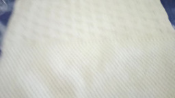 Мужской белый свитер спицами