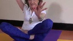 100-летняя преподавательница йоги