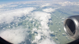 Вид из иллюминатора на облака
